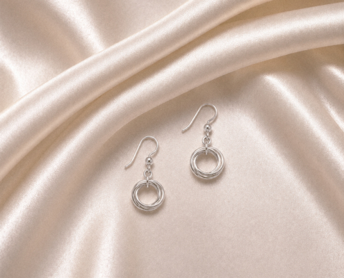 Love Knot interlocking circle earrings, interlocking-circle necklaces and earrings celebrating love, unity, family and connection. Symbolic silver jewellery.